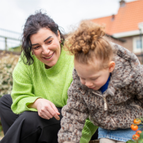Medewerker met kinderen buiten
