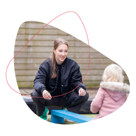 medewerker met kind