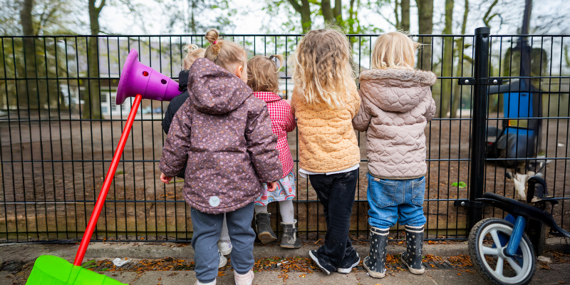 kinderen bij hek