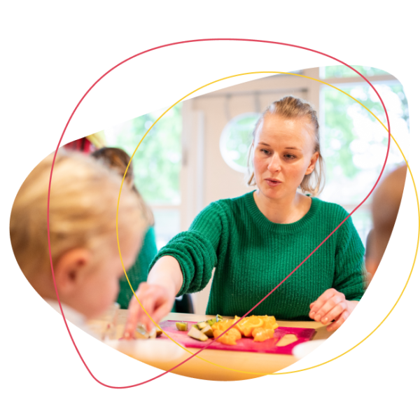 medewerker met kinderen