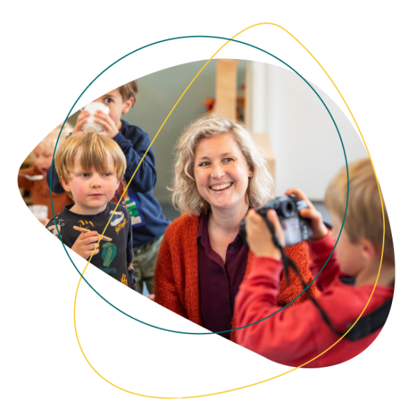 medewerker met kinderen