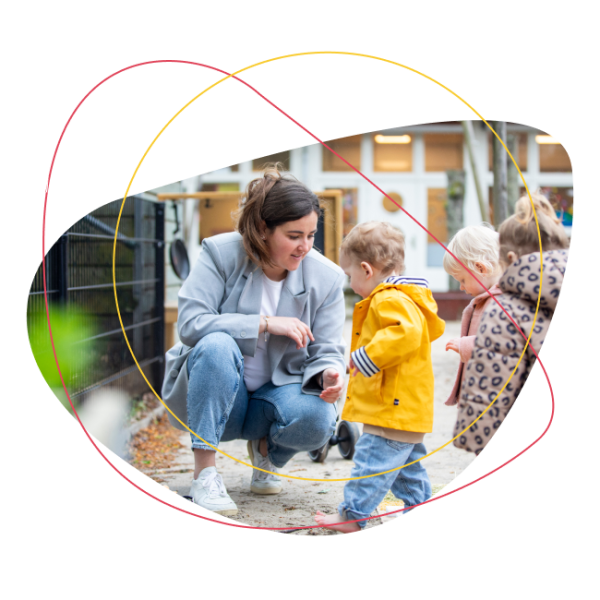 medewerker met kind buiten