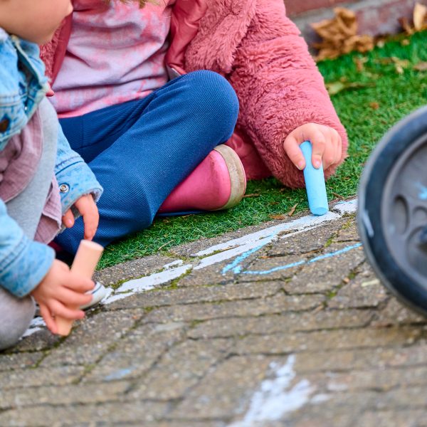 kinderen die buiten krijten