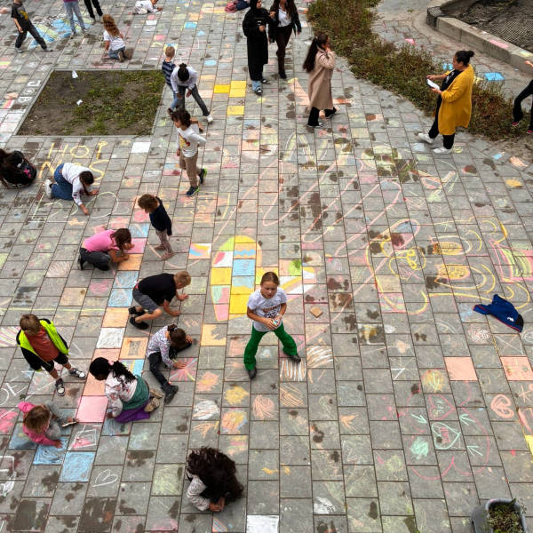 schoolplein vol krijt
