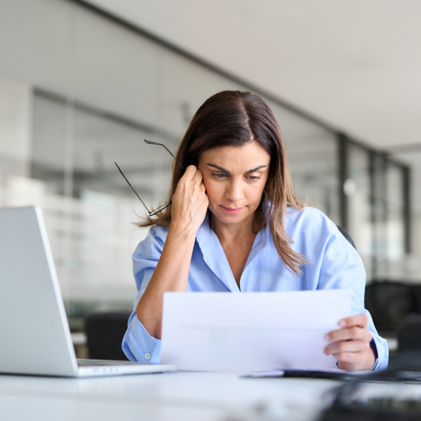 vrouw kijkt naar haar bankafschrift