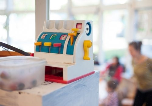 Speelgoedkassa in kinderopvanglocatie
