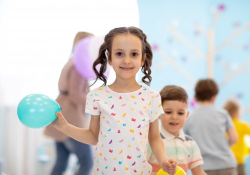 Portret van spelend kind met ballon in haar hand