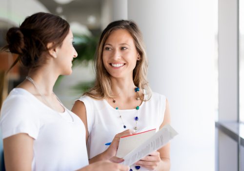 Twee vrouwen in overleg met elkaar