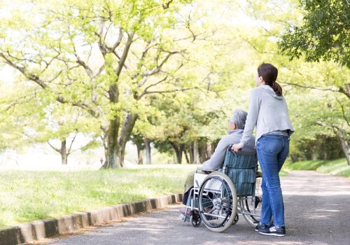 Vrouw in rolstoel met haar dochter