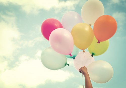 Ballonnen in hand in de lucht