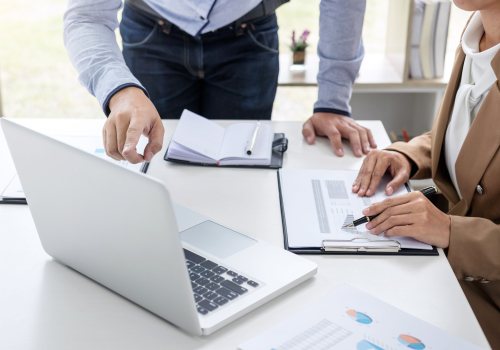 Medewerkers op de werkvloer die arbobeleid opstellen