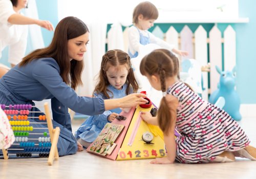 Pedagogisch medewerker met kinderen op een kinderopvang