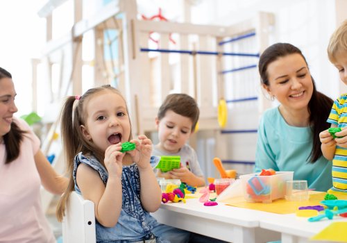 Kinderopvang kinderen eten aan tafel