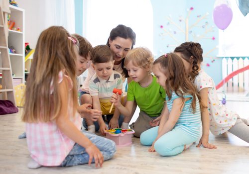 Kinderopvang samen spelen in kring
