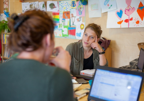 Combinatiebaan in kinderopvang - medewerker denkt na over mogelijkheden.