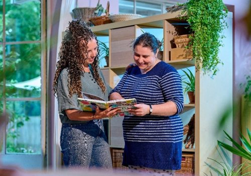 Medewerkers kinderopvang bekijken samen boek