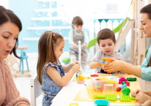 Kind speelt in kinderopvang