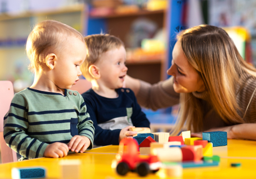 medewerker met kinderen
