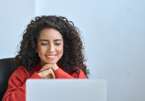 medewerker kijkt naar laptop