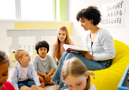 medewerker leest voor aan kinderen