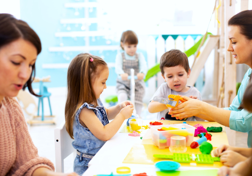 Kinderopvang knutselen aan tafel