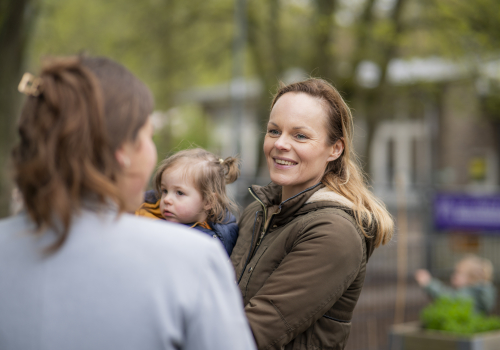 Medewerker praat buiten met collega