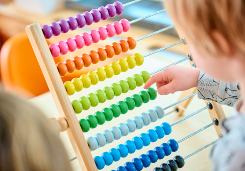 Kind speelt met telraam