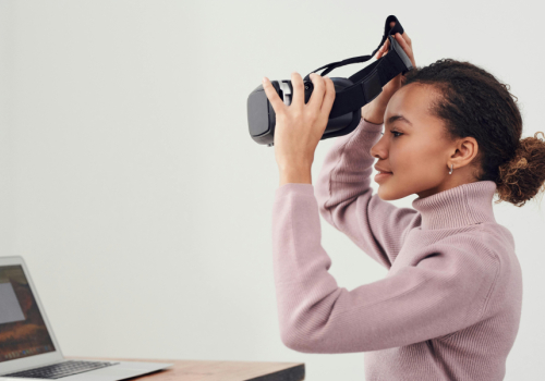 Vrouw achter laptop met vr-bril