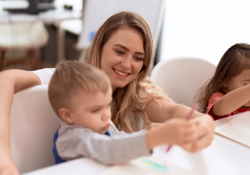 vrouw en kind spelen 