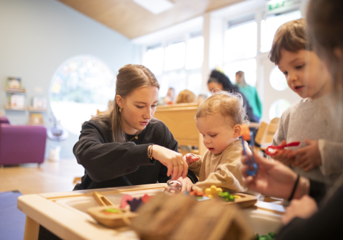 groepsondersteuner met kind