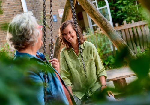 vrouwen tegenover elkaar op de schommel