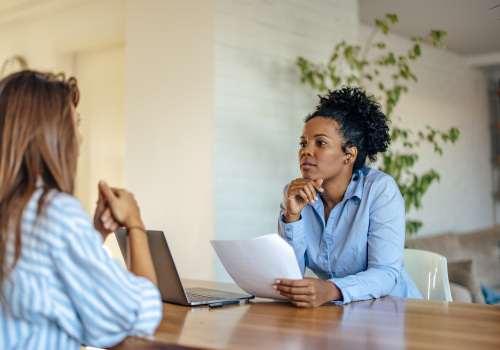twee vrouwen in overleg