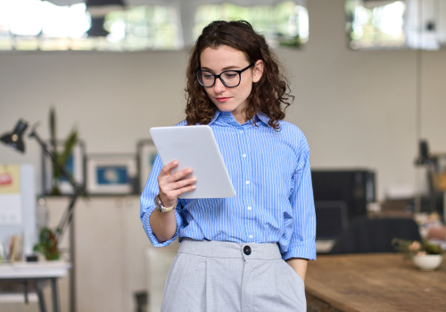 vrouw kijk naar checklist