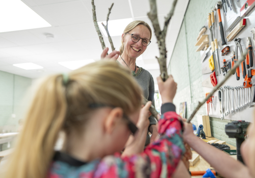 medewerker met kinderen