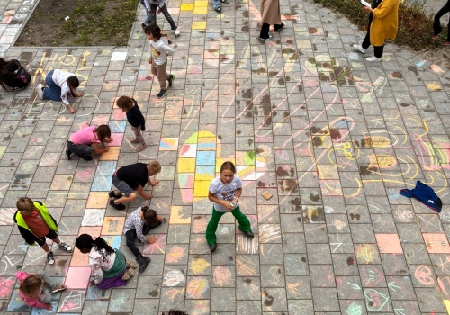schoolplein vol krijt