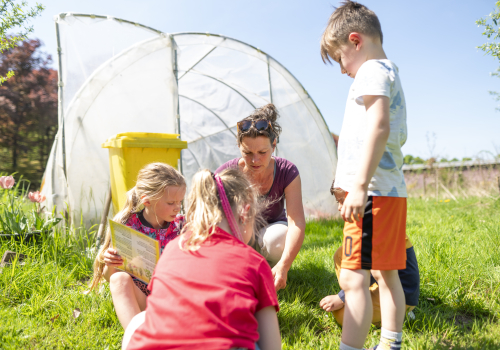 vrouw met kinderen buiten