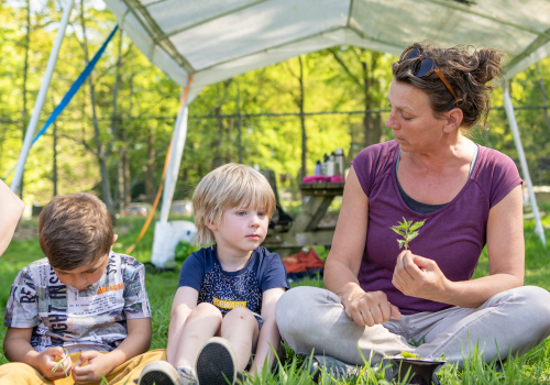 vrouw met plant en kinderen