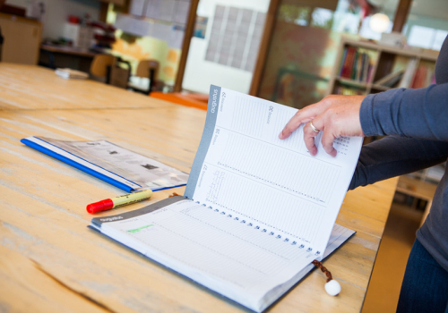 medewerker bladert door agenda