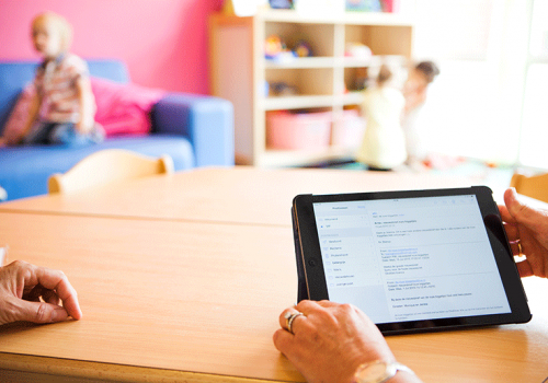 Tablet ligt op tafel in kinderopvanglocatie