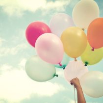 Ballonnen in hand in de lucht