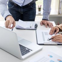 Medewerkers op de werkvloer die arbobeleid opstellen