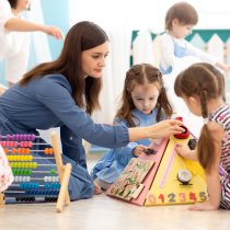 Pedagogisch medewerker met kinderen op een kinderopvang