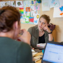 Combinatiebaan in kinderopvang - medewerker denkt na over mogelijkheden.