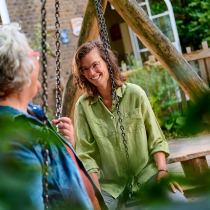 vrouwen tegenover elkaar op de schommel