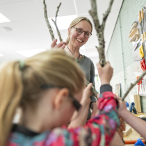 medewerker met kinderen