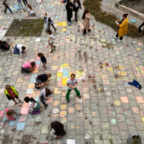 schoolplein vol krijt
