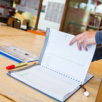 medewerker bladert door agenda