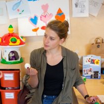 Pedagogisch medewerker aan het werk op een kinderopvang