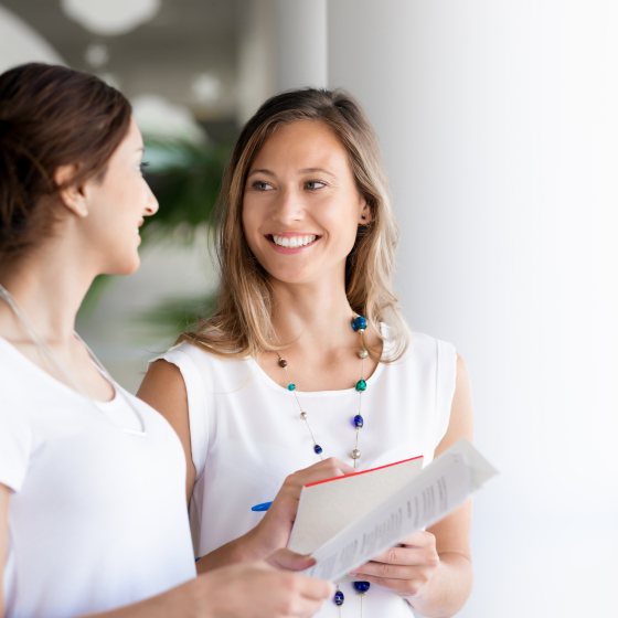 Twee vrouwen in overleg met elkaar