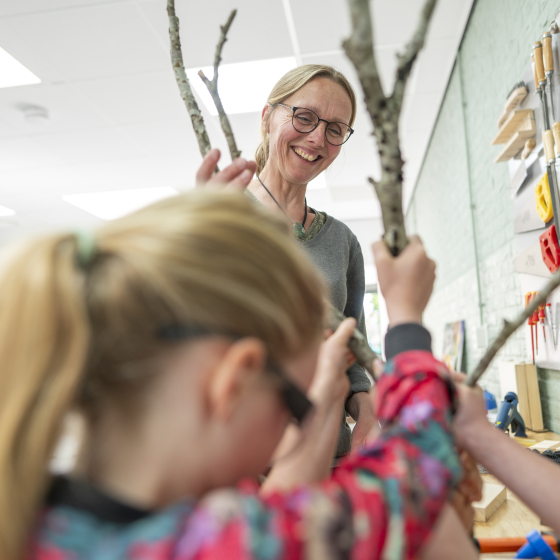 medewerker met kinderen